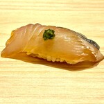 鮓樹 - 伊佐木も4日寝かせると濃厚な旨味が引き出されています　目葱が良いアクセントですね