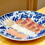 鮓樹 - ネタは丁寧に切り揃えて酒で洗った大皿の上に置いてから握ります