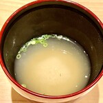 鮓樹 - 甘海老と牡丹海老の頭で濃厚な味わいの味噌汁でした