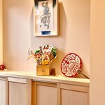 鮓樹 - 調度品の類も控えめで掃除も行き届いており気持ちの良い空間です