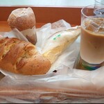 サンエトワール - ある日のイートイン✨なると金時ごま塩バターパン231円、とろけるクリームパン275円、味わいたまごサンド264円、シュガーチュロス198円＆カフェオレ363円、アイスコーヒー286円✨