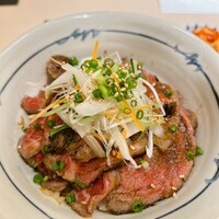 牛刺しと焼肉 仔虎 クリスロード店 - ローストビーフ丼@1980円