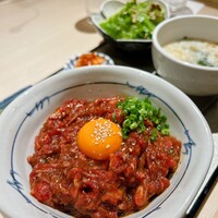 牛刺しと焼肉 仔虎 クリスロード店 - ユッケ丼@2420円