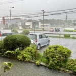 リンデン - 店内からの眺め（土砂降りです）