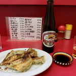 光葉 - ビール小瓶３５０円と、餃子３００円。餃子の盛り付けが～～笑えた～～