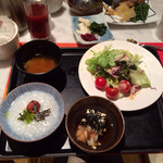 ウエスティン都ホテル京都 - 二日目もバイキングで。お粥とお香の物、サラダ、野菜のおばんざい、湯豆腐