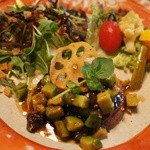 山ごぼう - 赤タマネギのステーキアボカドソース。