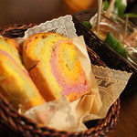 山ごぼう - 天然素材で色を付けたパン。