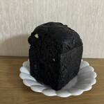 ビーズベーカリー - 見よ、コレが竹炭食パンマンチーズ入りの全貌(°▽°)