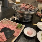肉處 六 - 薄切りのタンはさっと焼く