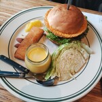 Viva la Burger - プレートにドリンク付き　　ボウシ　チーズバーガー   2805円　チーズがパリパリでトロトロで美味しかったと娘談