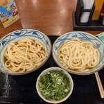 丸亀製麺 - 温かいぶっかけ大と冷かけ並(薬味別皿でかけ出汁で火入れ)