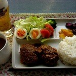 カフェ ステーション - 日替わりランチのハンバーグ+生ﾋﾞｰﾙ中