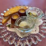 リストランテ クラシコ - ◇自家製小菓子３種
      …レモンバームのソルベ・カヌレ・サブレ
      「溶けやすいので、お先にソルベをお召し上がりください」とのことで…
      お先にいただきました(^^) 