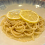 リストランテ クラシコ - スライスレモンが添えられたパスタは、
                                ソースはレモンの酸味とバターのコクが混ざり合い…
                                サッパリした夏にピッタリの味わいです♪(*´˘`*)