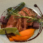 リストランテ クラシコ - 赤身の美味しいお肉には赤ワイン！
                                と思っている私ですが…
                                お野菜の美味しさの余韻に浸りたくて、
                                敢えて、お冷でこの一皿をいただいきたくなったのは…
                                呑兵衛主婦史上…初めてかもしれません(*´-`)