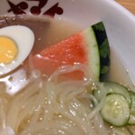 焼肉・冷麺ヤマト - 添え物果物夏はスイカ冬はりんごかな