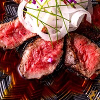 鉄板で焼き上げる和牛タタキ