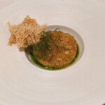 Restaurant KAITO - 海老：赤海老、蕪、冬瓜、林檎をあわせた円盤型のタルタルの上にコンソメのジュレがかけられ、ディルの新芽のサラダが飾られています。周囲（下）にはハーブオイルが注がれ、ヘーゼルナッツのチュイールが添えられています。チュイールを崩しながらタルタルとコンソメ、ハーブオイルと共にいただくとメチャメチャ美味しいです。