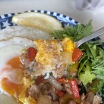 カントリーキッチン - Sunnyサイドアップを割礼し、米とリフトアップ