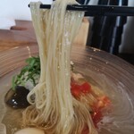 鶏×麦 らら - 自家製麺のストレート細麺！これを少なめに摘みタイミングよく、ジュレスープを絡めながら食べ進めるのが楽しく、あっという間に麺を完食してしまいます！！