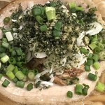 麺屋 丸福 - 円形大判チャーシューの上には青海苔　天かす　ネギ　白ネギ　フライドオニオン