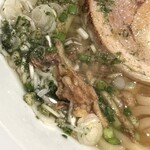 麺屋 丸福 - 青海苔天かす諸々も混ぜると味変♪