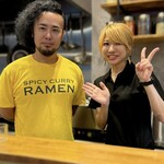 SPICY CURRY 魯珈 - 左：AKINO LEE カレーおじさん＼(^o^)／ 右：齋藤絵理氏
