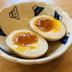 大鷹ラーメン - 味玉　娘ちゃんとシェア