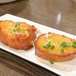 トリワイン ＰＩＫＯＳＨＨＨＵ - ガーリックトースト