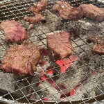 炭火焼肉とからから鍋 千成屋 - 炭火焼で煙も吸い取ってくれる。