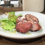 トリワイン ＰＩＫＯＳＨＨＨＵ - ラム肉のミンチカツ