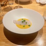 茶月斎 - クエの湯引き、スナップエンドウ、バニラ風味の黄身酢
      