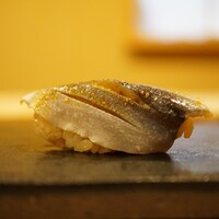 すし崇 - ◇天竜鮎のおから漬け 1ヶ月寝かせ
                しっかりと高まる旨味は川魚らしくさっぱりとした味わいながら、鮎の旨さをじっくり醸すように発酵させた郷土の味。シャリともバランスよく合致させる。美味しい！