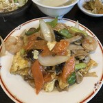 楽苑 - きくらげ入り卵と肉野菜炒め定食