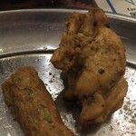 インド料理 パリワル - スパイスが効いたチキンティッカとシークカバブもついています