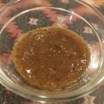 インド料理 パリワル - シェフの地元の川で採れた魚を使ったチャトニを味見させてくれました。なんという深い味わい！