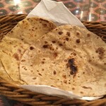 インド料理 パリワル - チャパティは、豆カレーはもちろん、魚チャトニやにんじんハルワと一緒に食べても美味しかったです♪