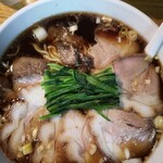 中華朋絢 - ラーメンもこのブラックスープを使用、隠れた名品です！