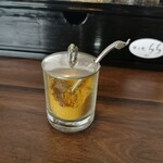 鶏×麦 らら - 味変にカレー粉を少々！エスニック風になります！