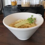 鶏×麦 らら - トマトは太麺ですが、替え玉は細麺になります！
