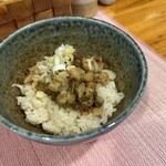 中華蕎麦 はざま - これは美味しい。茄子の甘みと背脂の甘み。これを米の旨みに乗っける。茄子が背脂のくどさを和らげる、茄子だけではコクが足らない。絶妙なバランス。ネギもこのくらいがちょうどいい。よく混ぜて掻きこめ。