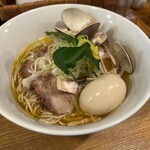 中華蕎麦 はざま - 全景　　　好きなので、つい煮卵トッピングしてしまったけれど余計でした。　自分で『ハマグリ劇場』を乱してしまった