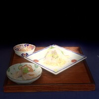 赤坂 桃の木 - ①【前菜3種】
                    ・真鯛のカルパッチョ、本山葵、パッションソース、ナッツ添え
                    ・中華海月
                    ・ピリ辛棒棒鶏