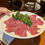 焼肉本舗 和家 - ★牛タン
      部位的には「タン先」。
      食べ応えより、味わい重視な印象！
      激ウマ♡