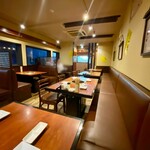 焼肉本舗 和家 - 店内2階。今回『宴会』で貸切利用。
      本店とは違ってボックス席がメインなので、少人数で和みたい時はコッチがオススメ♪