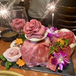 焼肉本舗 和家 - ‪☆肉の花束(ママからのお祝い)
      本店から駆け付けてくれたママからのお祝い♪
      特上レベルの肉で彩られた花束！
      超～嬉しすぎたー！
      ありがとう♡