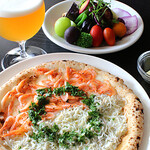 ビタースイート - 料理写真:左奥：「クラフトビール（M）」、右奥：「本日のサラダ・ミニ」、手前：「釜揚げシラスと桜エビのピザ」