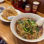 新雅 - 奥チャーハン　　手前ニラそば