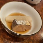 房総魚男 - お通し：サワラと大根